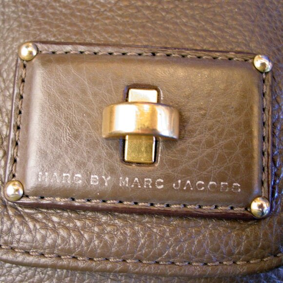 MARC by MARC JACOBS Vintage Small Pebbled Leather Golden Turn Lock Crossbody Bag - Picture 9 of 9